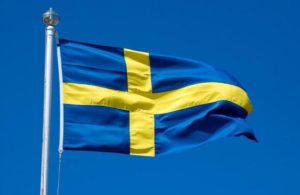 Svenska flaggan vajar gul och blå